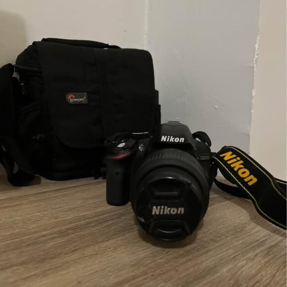 Nikon D3200 with case and lens - like new!